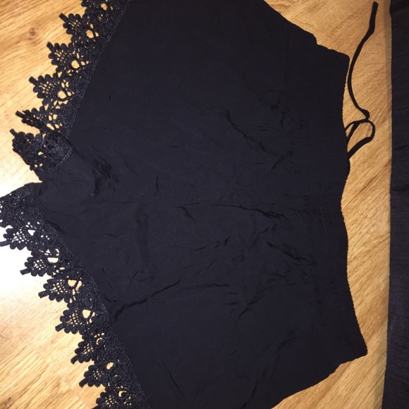 Black laced shorts - Picture 2 of 3